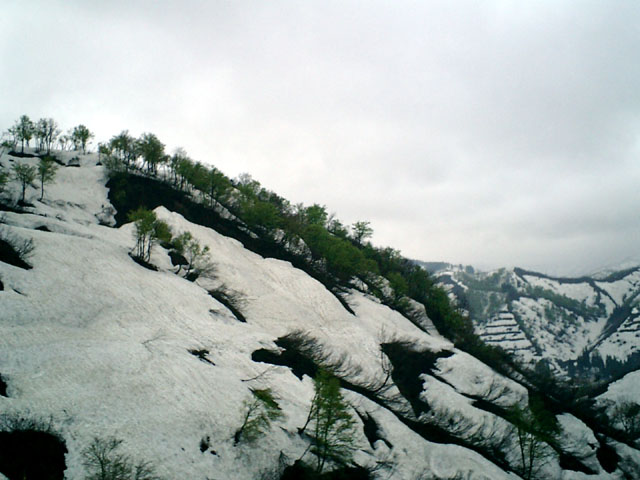 新潟県　奥只見丸山スキー場へ向かう道路　奥只見シルバーラインからの残雪（ＧＷに撮影）
